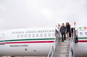 epn y esposa bajan de avion presidencial