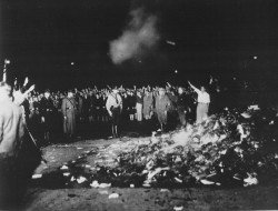 Quema de libros en la plaza de la Ópera de Berlín. Das Bundesarchiv